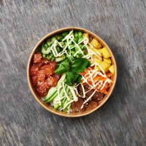 1POKE BOWL z łososiem i ogórkiem.jpg